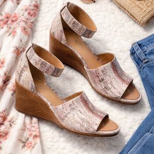 Vince Camuto Leather Wedge Sandals Size 8.5 – Neutral Snake Print, Ankle Strap